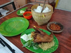 Sensasi Ayam Kremes Kuah Kuning di Warung Cak Iwan Renon: Cita Rasa Otentik, Suasana Hangat, dan Cocok untuk Segala Kesempatan